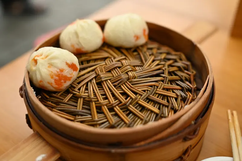竹蒸籠裡剛蒸好的包子