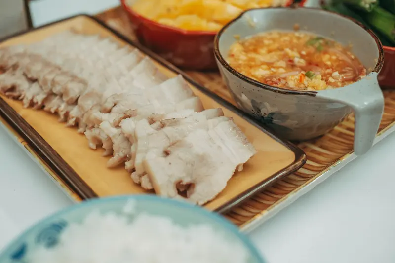 切片的豬肉、沾醬與白飯