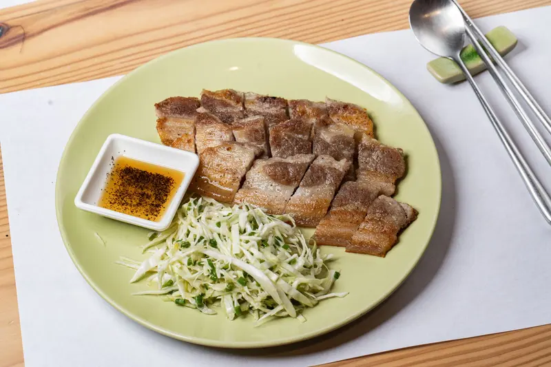 烤豬肉配上新鮮香菜的擺盤