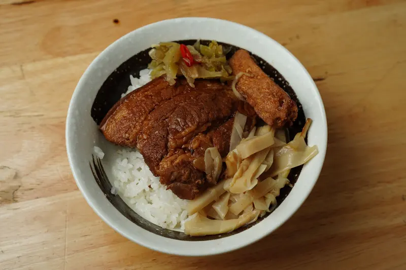 滷肉飯上鋪著蔬菜與配料