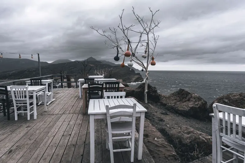 海岸旁的戶外露台與白色木桌椅