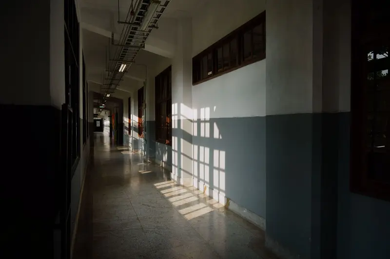 陽光在現代建築的空走廊上投下影子