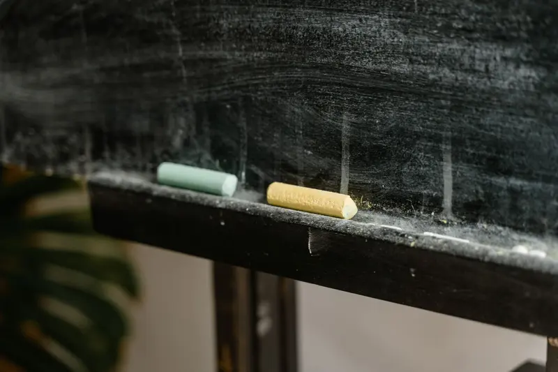 黑板溝槽上的彩色粉筆特寫