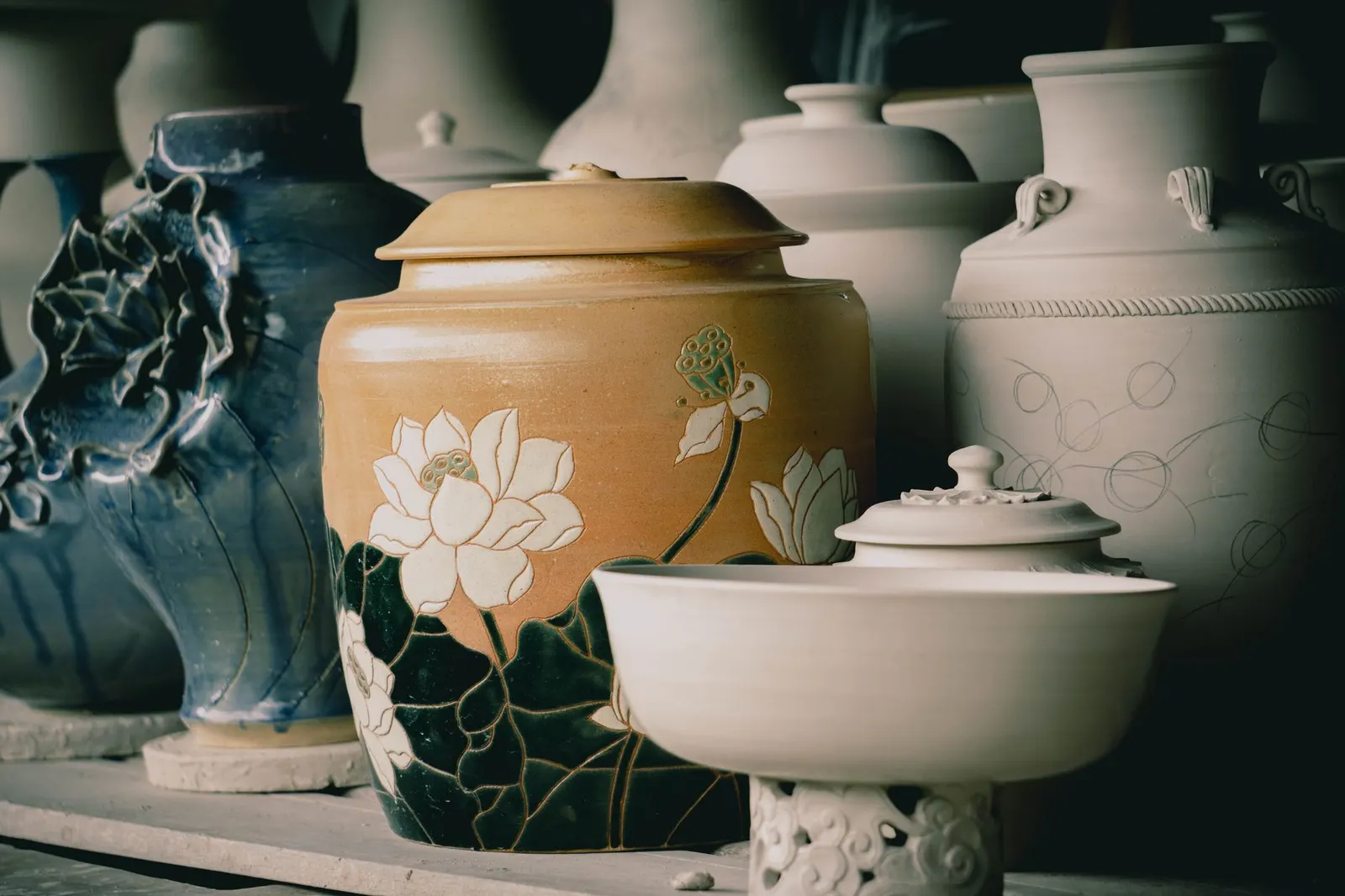 一組手作陶瓶，表面有花卉圖樣