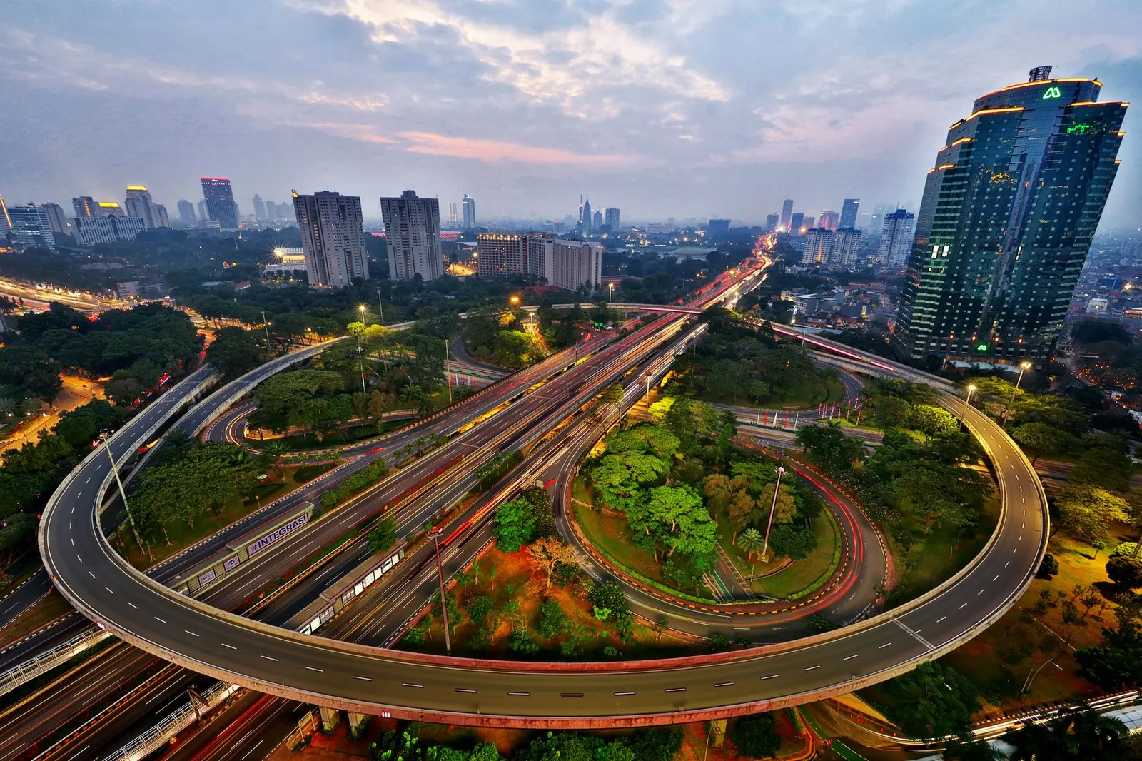 暮色中的高速公路空拍