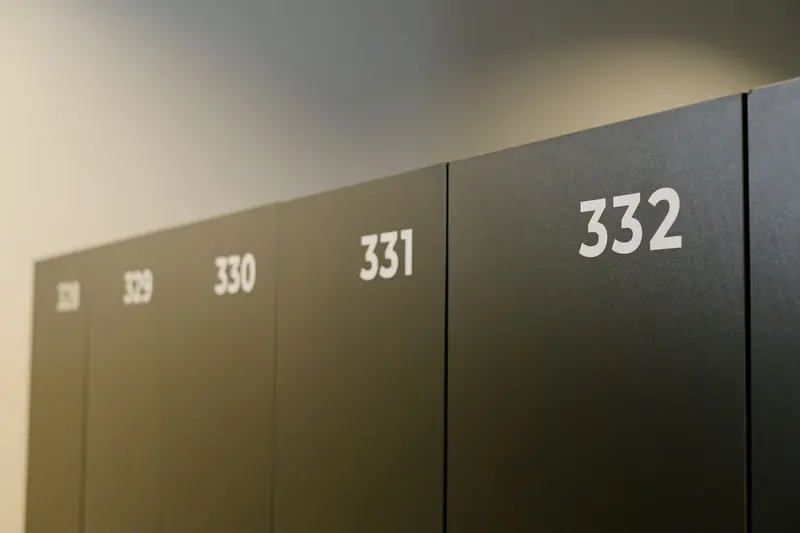 置物櫃的編號 330、331、332