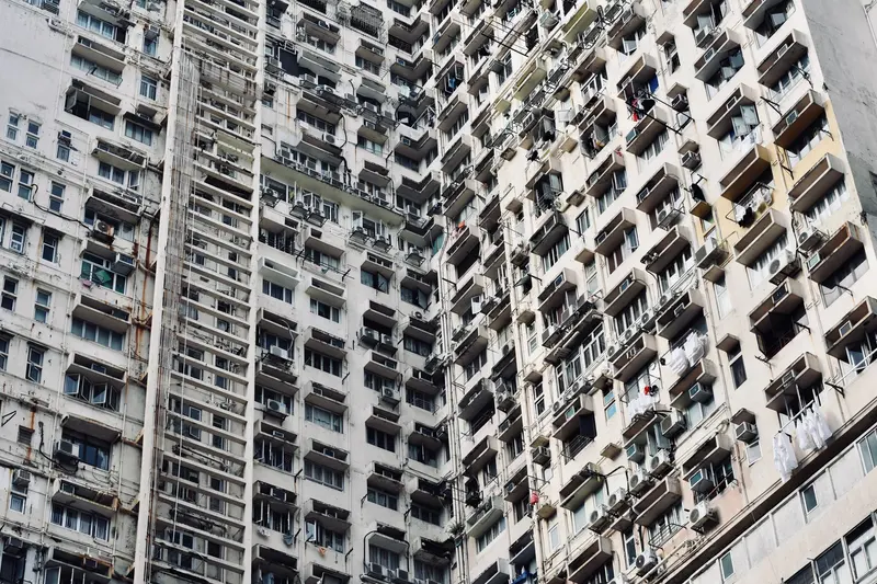 密集排列的公寓大樓外牆
