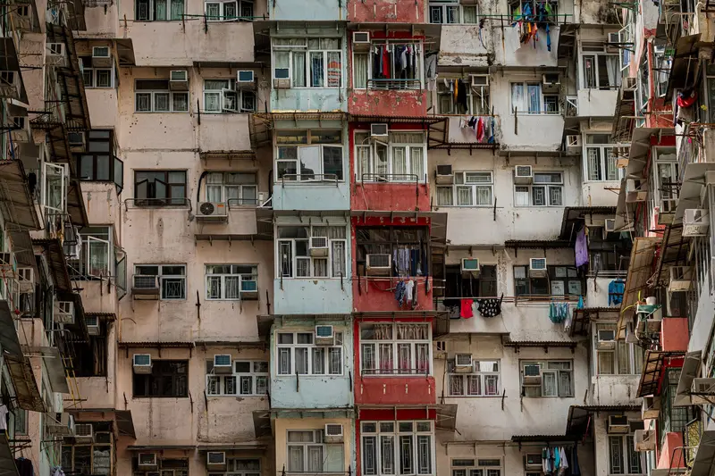 外牆斑駁的老舊集合住宅