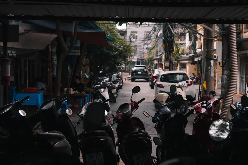 路邊整排停放的機車