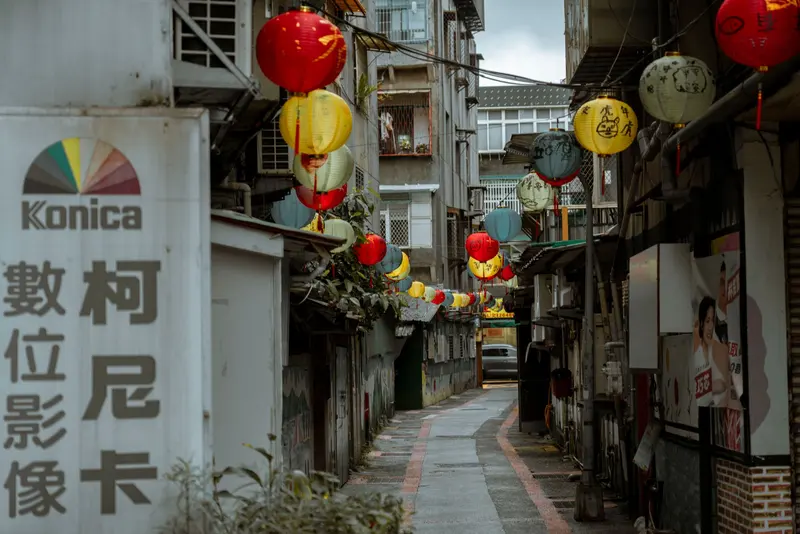 掛滿燈籠的老街巷弄