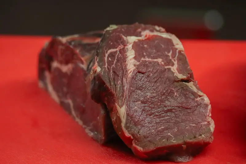 紅底上的整塊生牛肉