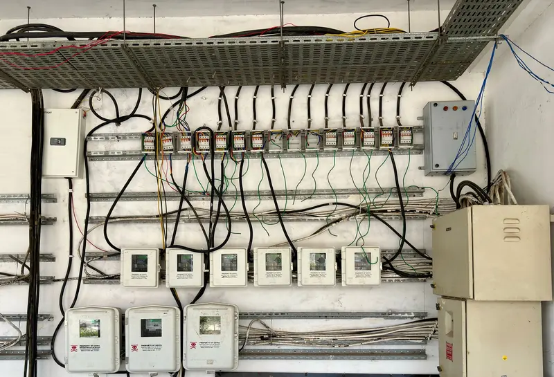 工業配電箱與成束的電線