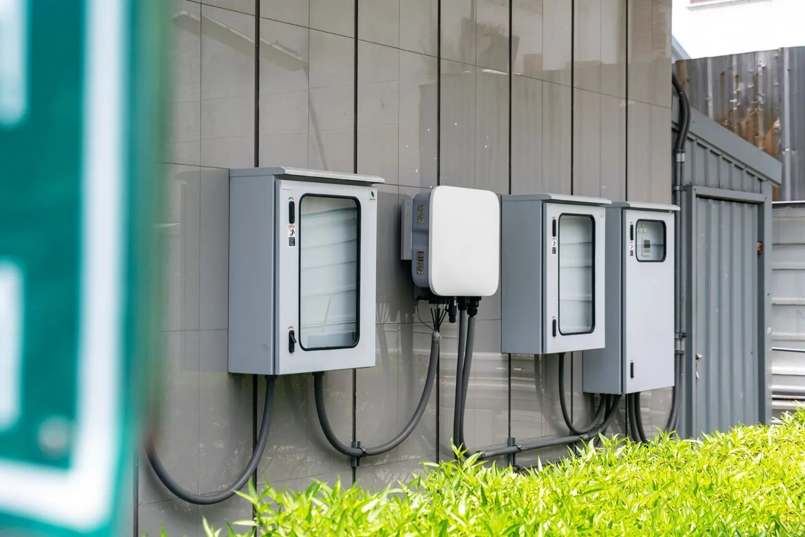建築外牆的戶外配電箱與線路