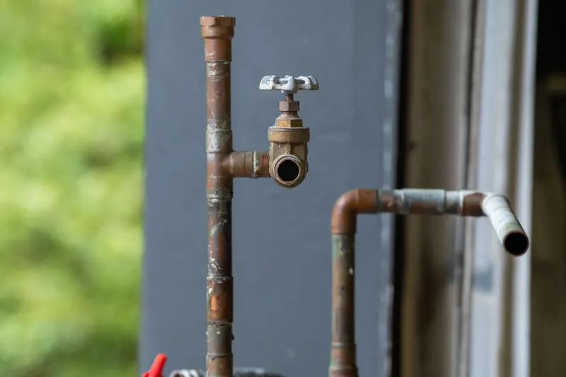 老舊生鏽的工業水管與閥門