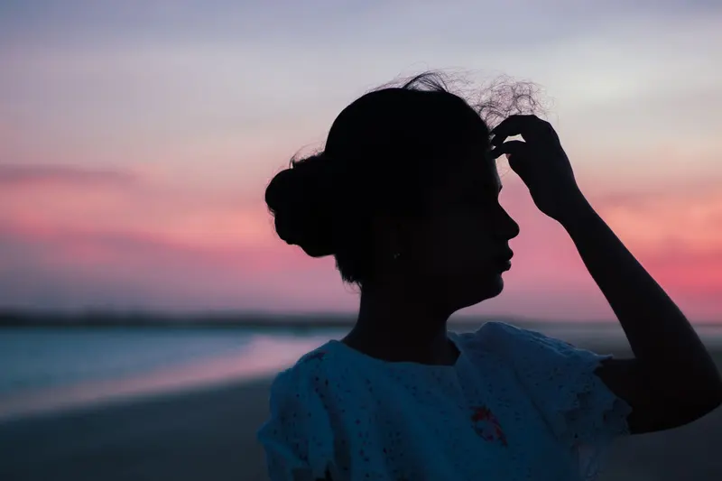 黃昏海邊，人物的背影剪影