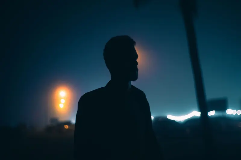 夜色裡的人物剪影與遠處燈火