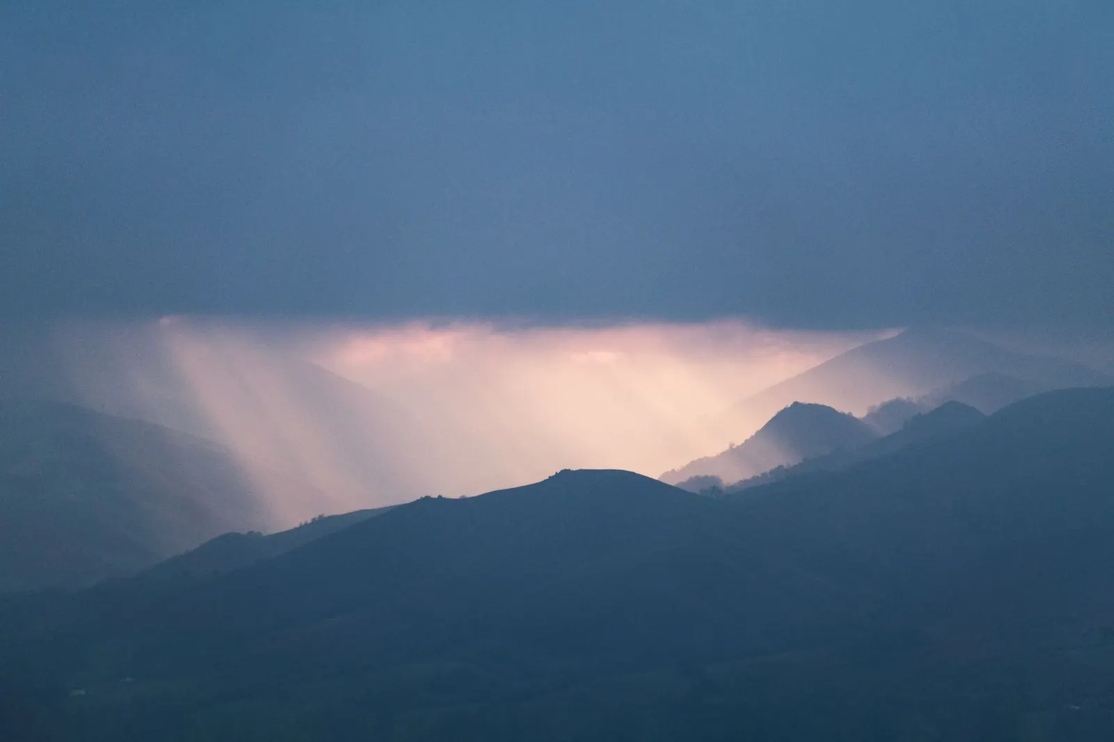 風雨欲來的山與雲