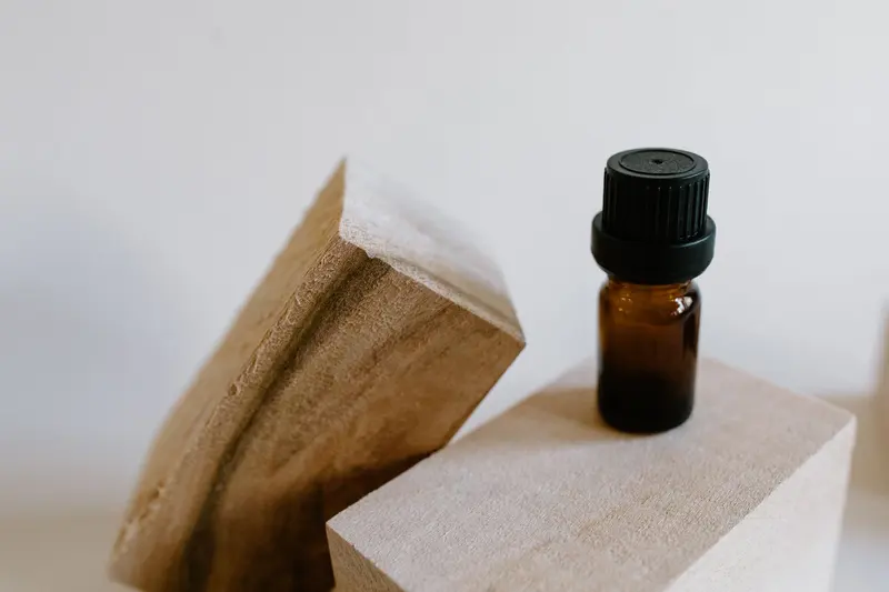 琥珀色玻璃瓶靠著牛皮紙與木塊