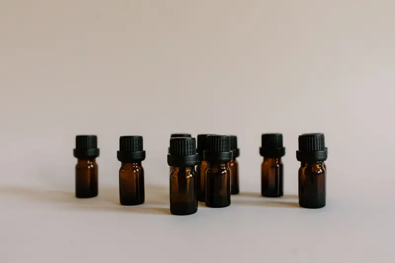 一整排小型琥珀色精華瓶並列