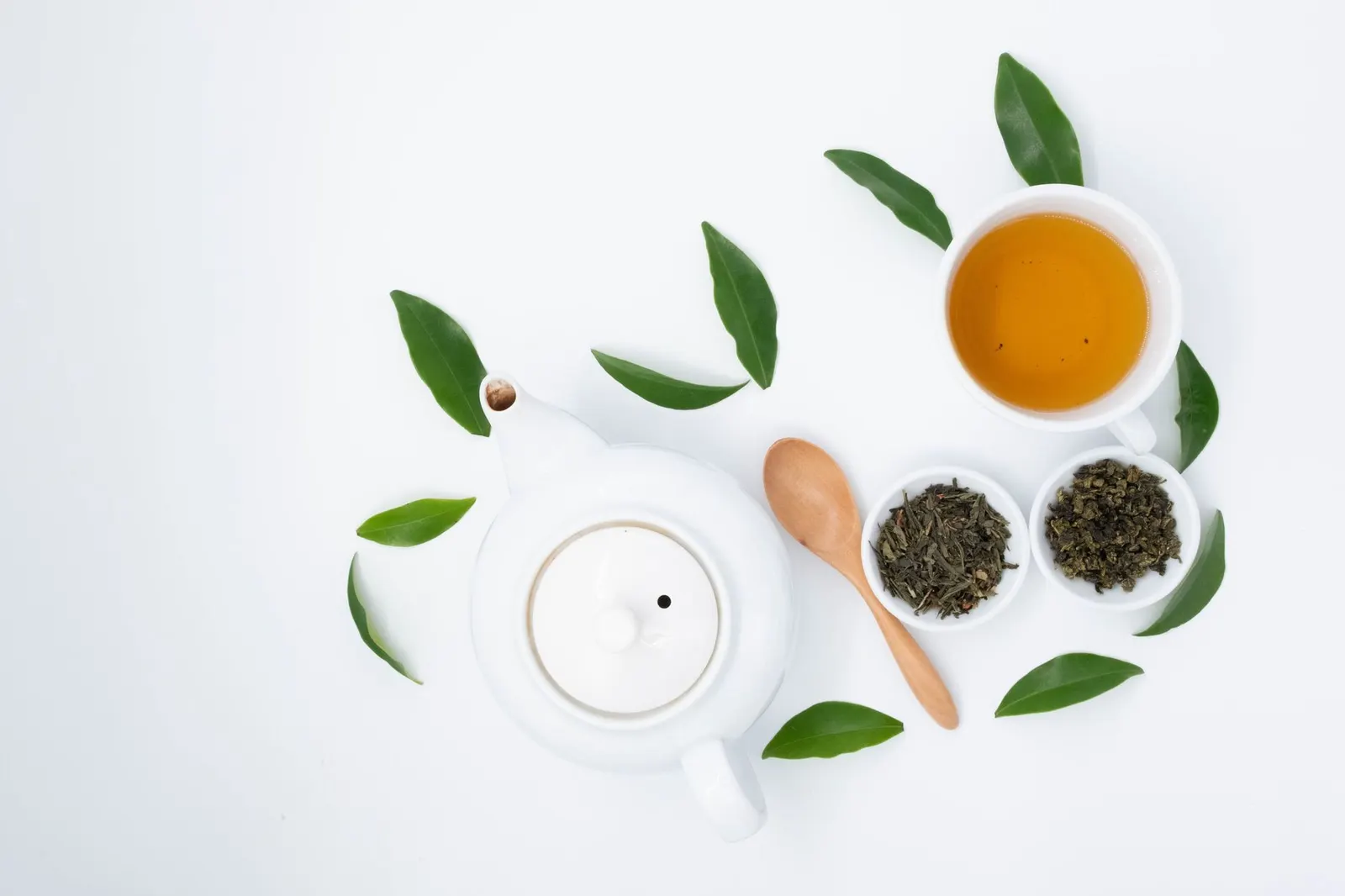 未發酵綠茶散葉兩碟與淺琥珀色茶湯